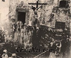 Cadiz:Paso del misterio de la Cofradía de la Vera-Cruz. Es la cofradía más antigua de Cádiz. Esta foto corresponde a la salida del templo de San Francisco a finales del siglo XIX