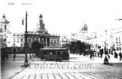 Cadiz:Antiguamente el tranvía pasaba frente al Ayuntamiento.