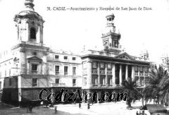 Cadiz:Vista del Ayuntamiento y, haciendo esquina, la iglesia y hospital de San Juan de Dios.