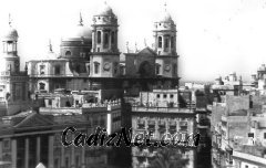 Cadiz:Vista desde la Plaza de San Juan de Diios. El Ayuntamiento a la izquierda y la Catedral Nueva al fondo