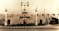 Cadiz:La Puerta de Tierra, pocos años después de la reforma que se hizo en la muralla después de la explosión