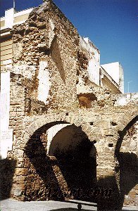Cadiz:El Arco de los Blancos, que originalmente estaba junto al castillo y hoy día se localiza junto a la calle San Juan de Dios.