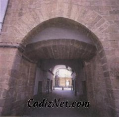 Cadiz:El Arco del Pópulo, que actualmente desemboca en la calle Pelota y antes era salida al mar.