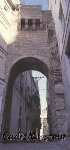 Cadiz:El Arco de la Rosa, situado entre la Catedral Vieja (Iglesia de Santa Cruz) y la Nueva