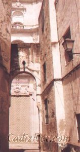Cadiz:Arco del Obispo, lugar por el que se dirigía la Custodia hacia la Catedral.