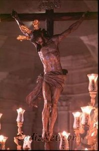 Cadiz:El Cristo de la Vera-Cruz, durante su estación procesional en el incomparable marco de la catedral gaditana