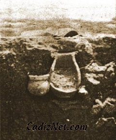 Cadiz:Urna cineraria según apareció. Excavaciones en la necrópolis de Cádiz (1925)