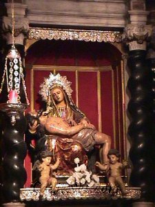 Cadiz:La Virgen de las Angustias en su camarín.
