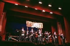 Cadiz:Este espectacular especto ofrece el escenario del Teatro Falla. En la instantánea, actúa Kadi City, agrupación del año 1997.