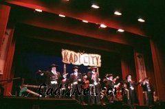 Cadiz:Este espectacular especto ofrece el escenario del Teatro Falla. En la instantánea, actúa Kadi City, agrupación del año 1997.