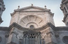 Cadiz:Remate de la fachada principal de la Catedral