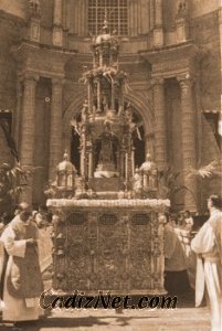 Cadiz:Imagen de la Custodia del Corpus a la salida del templo catedralicio