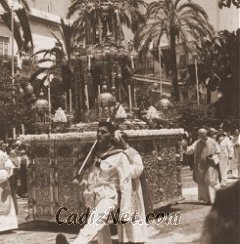 Cadiz:Fuerzas del ejército han acompañado siempre a la Custodia en su procesión.