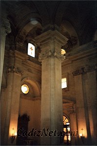 Cadiz:Interior de la iglesia de San Juan Bautista