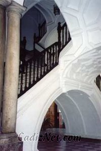 Cadiz:Escalera imperial que separa ambos patios del edificio