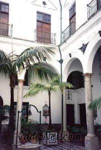 Cadiz:Aspecto de uno de los patios del edificio