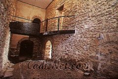 Cadiz:En el interior del museo catedralicio podemos contemplar restos del teatro romano y estratos medievales.