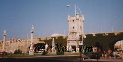 Cadiz:Las columnas de los Patronos delante de la Puerta de Tierra.