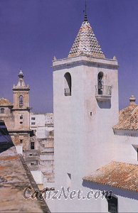 Cadiz:Torre campanario de la Iglesia Mayor de San Sebastián. Al fondo, la iglesia de San José.