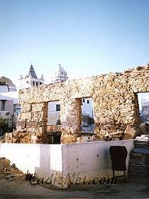 Cadiz:Restos de la muralla que rodea al teatro